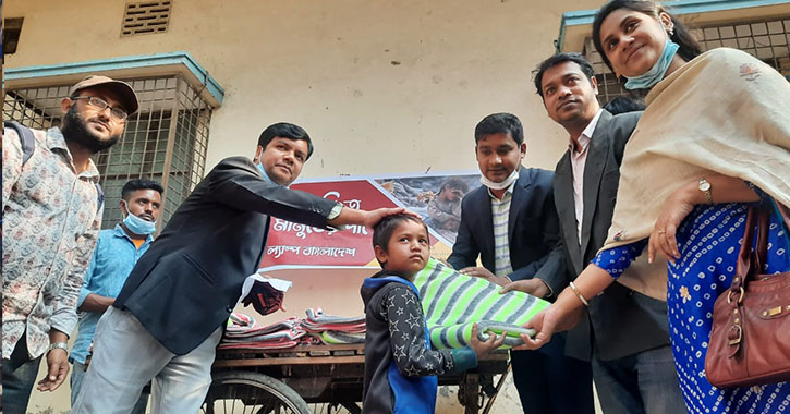 ছিন্নমূল মানুষের মাঝে ল্যাম্প বাংলাদেশ’র কম্বল বিতরণ